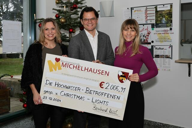 Sandra Polt und Chrissi Weiß, sammelten Spenden bei ihrem Weihnachtskonzert in der Pfarrkirche Michelhausen. Beide freuten sich, dass sie knapp über 2.000 Euro an Bürgermeister Bernhard Heinl überreichen konnten. | Foto: Marktgemeinde Michelhausen