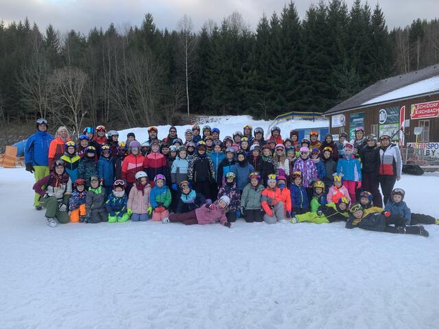Gruppenbild der Kinder der Volksschule Echsenbach mit ihren Eltern. | Foto: VS Echsenbach