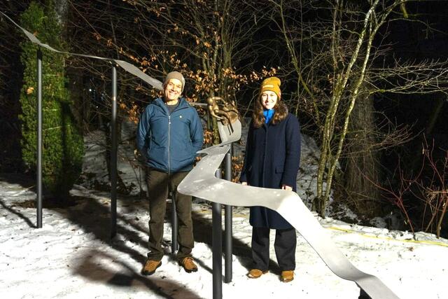 Streif-Skulptur: Helena Huber mit Siegi Monitzer. | Foto: K.S.C./alpinguin