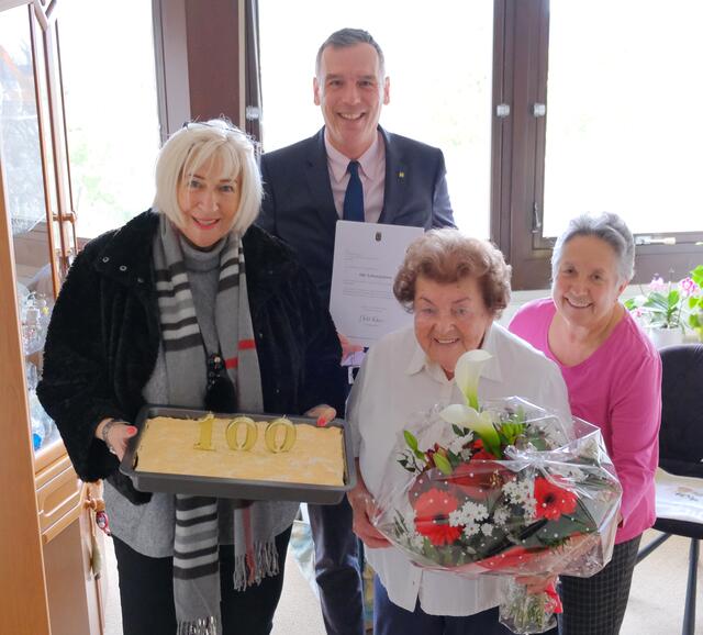 Herzlichen Glückwunsch zum 100. Wiegenfest! von links: Sabine Karl-Moldan, Thomas Saurauer, Jubilarin Gertrude Baumann und ihre langjährige Nachbarin und Freundin Elisabeth Heller. | Foto: Stadtgemeinde Mödling / Boeger