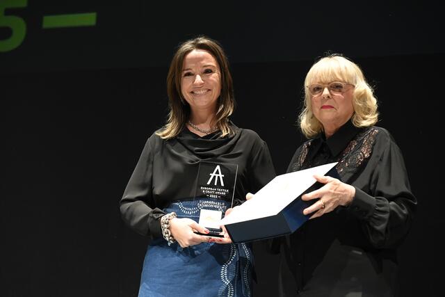 Sie lässt den Blaudruck aufleben: Marie Wagner (links) erhielt in der Kategorie „Nachhaltiges Modehandwerk“ von der Vizepräsidentin der Europäischen Textilakademie Irene Tomedi den Silver Award. 
 | Foto: Hannes Ochsenreiter/ETA