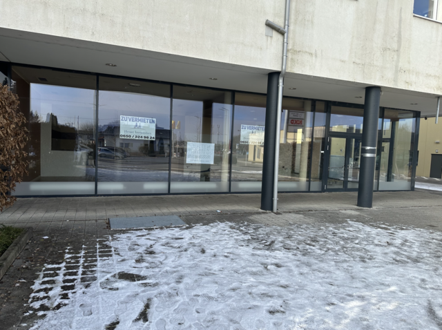 In diesen Fenstern hängen die Parkverbote. | Foto: zVg