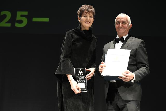Christa Franz wurde vom Laudator Carlo Covini (Lenzing-Manager) in der Kategorie„Nachhaltiges Modehandwerk“ mit dem Gold Award ausgezeichnet.  | Foto: Hannes Ochsenreiter/ETA