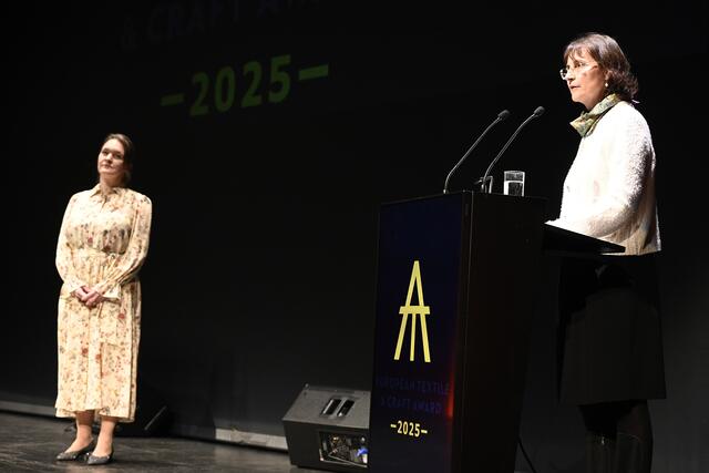 Stefanie Kölbel (l.) erhielt für ihre einzigartigen, geklöppelten Schmuckstücke in der Kategorie „Textile Kunst“ den Gold Award. Die Laudatorin Susanna Vötter-Dankl, Mitglied des wissenschaftlichen Beirats der Europäischen Textilakademie, überreichte ihr den Preis. | Foto: Hannes Ochsenreiter/ETA