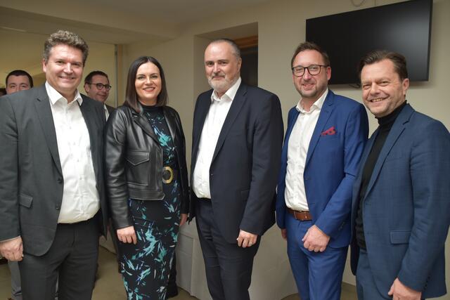 Wirtschaft trifft Politik: Raiffeisenbezirksbank Oberwart-Vorstandsdirektor Karl Kornhofer, Landeshauptmannstellvertreterin Astrid Eisenkopf, Landeshauptmann Hans Peter Doskozil, Bürgermeister Jürgen Dolesch (Stegersbach) und Jürgen Grandits (BFI Burgenland Geschäftsführer) | Foto: Michael Strini