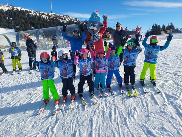 Abschlussrennen beim WSV AIchberg-Eibiswald, Mittendrin ist das kunterbunte Maskottchen „Eggtillwood“. | Foto: WSV Aichberg-Eibiswald