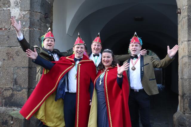 Eine Abordnung der Faschingsgilde Narraabia rund ums Prinzenpaar Robert III. und Ernestine I. sowie Präsident Martin Salletmaier (li.) . | Foto: MeinBezirk / Kunde