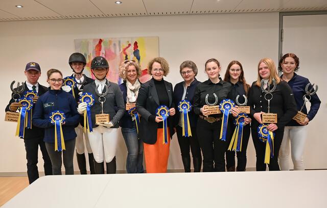 (v.l.n.r.) Ruben Sadik, Leonie Huber, Nico Heindl-Jamina, Selma Fetoui, Direktorin-Stellvertreterin Maria Ottersböck, Bildungs-Landesrätin Christiane Teschl-Hofmeister, Direktorin Rosina Neuhold, Hemma Feistritzer, Emely Wolf, Magdalena Hintermeier und Julia Bauer | Foto: Jürgen Mück
