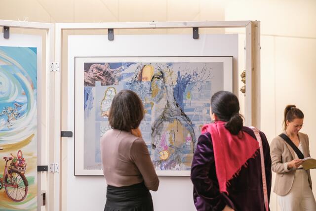 Sonja Skalnik (r.), Role Model in einem FELIN-Projekt, traf in der Ausstellung in Graz erstmals auf "ihre" Künstlerin. | Foto: FELIN