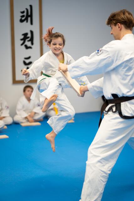 Das Überwinden der eigenen Grenzen ist nicht einfach, kann aber in der Phönix Taekwondo Schule spielerisch erlernt werden. | Foto: Phönix Taekwondo Schule