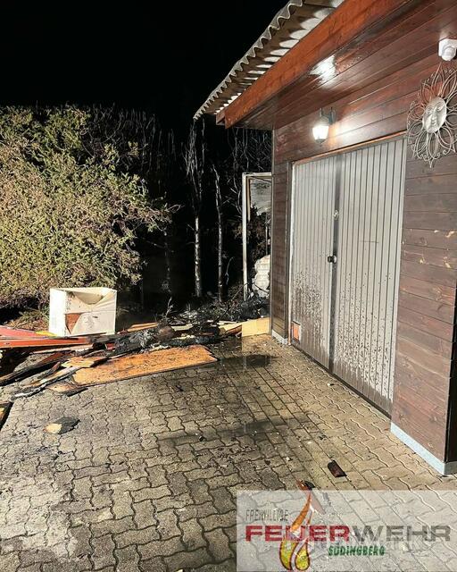 Eine Thujenhecke, die an eine Garage angrenzte, brannte in Södingberg lichterloh. | Foto: FF Södingberg
