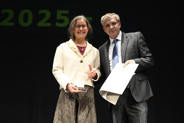 Nachdem sie 2024 bereits mit dem Silver Award ausgezeichnet wurde, überzeugte Anja Ritter von der Weberei Siebörger in der Kategorie „Textiles Handwerk Weben“ die Jury und erhielt den Gold Award. Der Vorsitzende der internationalen Jury, Christian Vötter, überreichte den Preis.  | Foto: Hannes Ochsenreiter/ETA