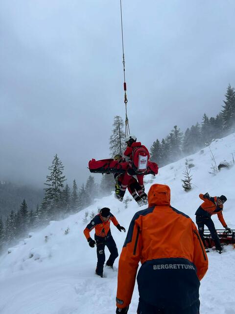 Die Bergung des schwer verletzten Tourengehers gestaltete sich sehr schwierig. 14 Bergretter aus Altenmarkt und Flachau stiegen zu dem Mann, der fünf Meter abgestürzt war, auf. | Foto: Bergrettung Altenmarkt