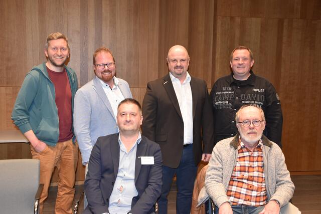 Hinten: Florian Motlik von den Grünen, Christoph Artner von der SPÖ, Erich Hauptmann von der ÖVP, Sascha Pospischil von der FPÖ. Vorne: Martin Hinteregger der Liste Schatzl, Rudolf Petrak der Liste Gegenwind. | Foto: Müller