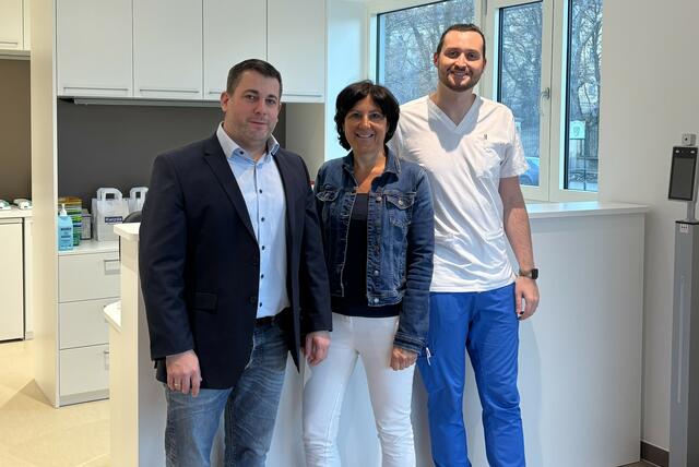 Bürgermeister Alexander Gary und die Ärzte Martina Sommer-Wimmer und Martin Kozlowsky. | Foto: Gemeinde