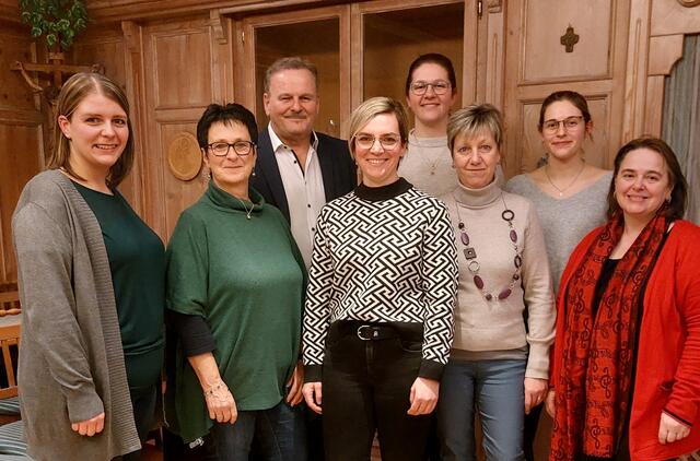 Nach der Wahl: Sabine Josef, Maria Immervoll, Eduard Köck, Denise Kiehtreiber, Beatrice Koller, Christine Trötzmüller, Katja Koller und Chorleitung Manuela Müllner (v.l.) | Foto: Gesangsverein Thaya
