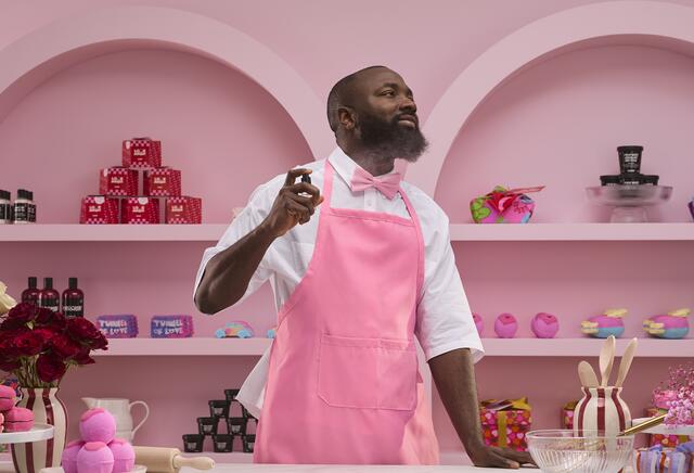 Bei Lush kann man eigene Badebomben herstellen und diese dann verschenken.  | Foto: Lush