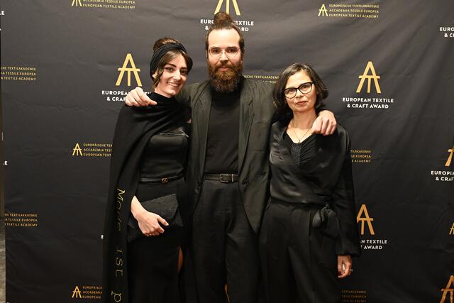 Südtiroler Preisträger vor dem Vorhang: Die Überfliegerin Miriam Hellrigl (l.) erhielt in der Kategorie „Kostümdesign Theater“ den Silver Award. Micle – Michael Klammsteiner wurde in der Kategorie „Nachhaltiges Modehandwerk“ mit dem Gold Award ausgezeichnet. Cinzia Cioffi, die für die Kostüme im Film Der Mann aus dem Eis (Ötzi) verantwortlich war, erhielt in der Kategorie „Kostümdesign Film“ den Gold Award.  | Foto: Hannes Ochsenreiter/ETA