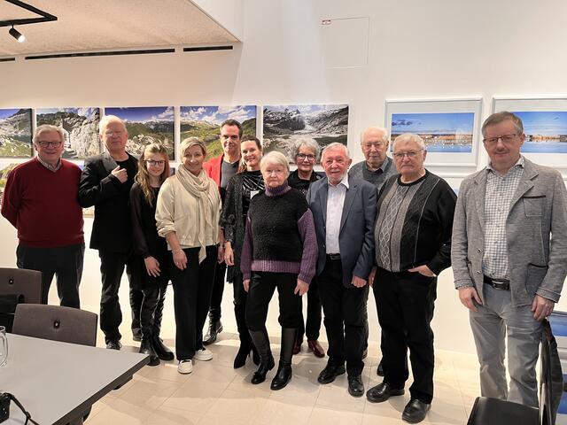 Die Bürgermeisterin Claudia Schlager mit den kreativen Köpfen hinter der Fotoausstellung.  | Foto: Alejandra Ortiz
