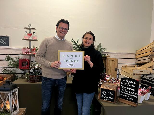 Gäste und Belegschaft von Obst und Gemüse Zachhalmel in Rust füllten eine im Hofladen aufgestellte Box mit Spenden. Bürgermeister Bernhard Heinl nahm die Spende dankend von Margit Zachhalmel entgegen. | Foto: Marktgemeinde Michelhausen