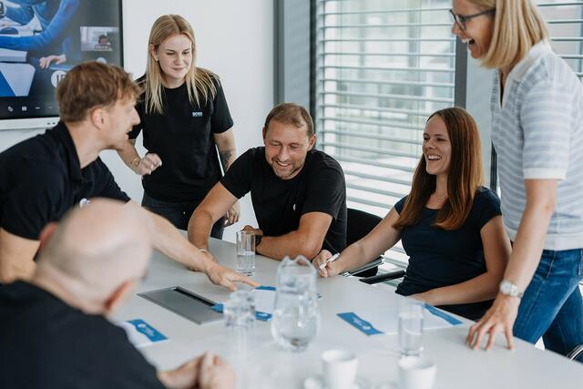 Komm ins Team und setze deine Ideen in die Tat um – Bei uns wirst du von Anfang an Teil spannender Projekte und entwickelst dich zum Profi in der Softwareentwicklung! | Foto: IBF Solutions