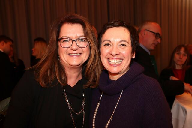 Video-Produzentin Silvia Eitler mit Sabine Wolfram. | Foto: Manfred Wlasak