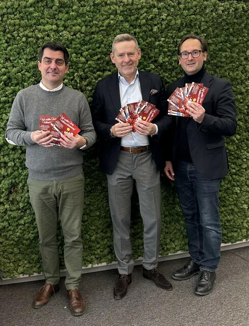 Bürgermeister Christian Gepp mit den Gutscheinen. | Foto: Stadtgemeinde Korneuburg