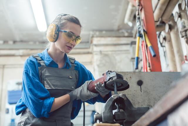 In Zeiten wachsender beruflicher Gleichstellung zeigen Frauen in technischen Berufen und Männer in klassischen 'Frauenberufen', dass Vielfalt und Zusammenarbeit in allen Bereichen der Arbeitswelt unerlässlich sind. | Foto: panthermedia/Kzenon
