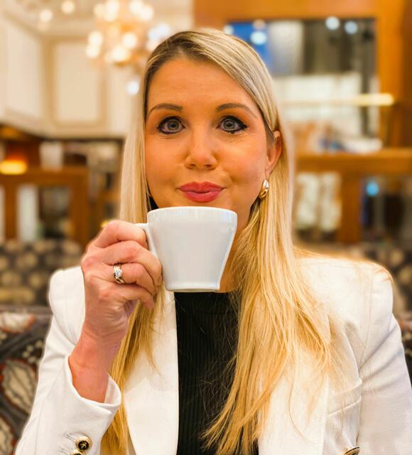 Krimiautorin Anja Rauter im Café Mozart, in dem ihr neues Buch handelt. | Foto: zVg