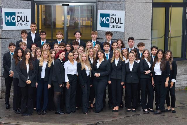 Drei Klassen aufgeteilt in verschiedenen Teams organisieren Österreichs größtes Charity Event.  | Foto:  Ludwig Schedl