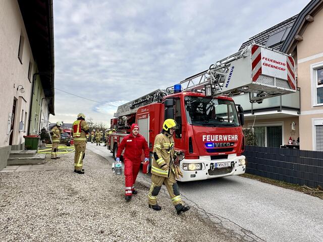Dienstagnachmittag wurden die Feuerwehren Bürmoos und Lamprechtshausen nach Bürmoos zu einem Zimmerbrand alarmiert. | Foto: Freiwillige Feuerwehr Oberndorf