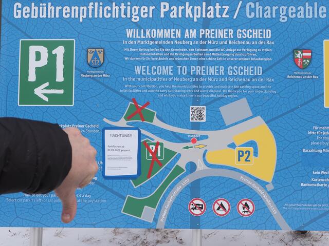 Weniger Parkflächen am Preiner Gscheid – "Daumen nach unten", meinen Rax-Besucher. | Foto: Santrucek