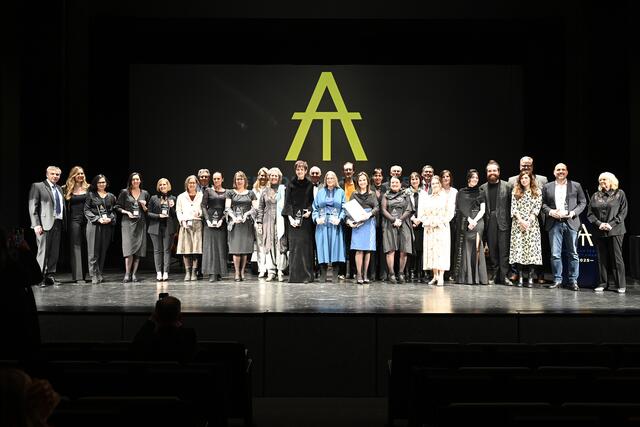 Viele glückliche Gesichter: Der European Textile &amp; Craft Award 2025 war ein Fest – für die Gewinnerinnen, die Veranstalter, die Europäische Textilakademie Bozen, die Mitwirkenden der Jury, die Laudatorinnen und die zahlreichen Besucher*innen, die erleben konnten, welche großartige Handwerks- und Textilkunst es gibt.  | Foto: Hannes Ochsenreiter/ETA