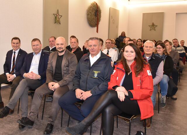 Das Ehrenamt wird vor den Vorhang geholt in Obermarkersdorf beim Forum Schrattenthal: Stefan Schmid, Stefan Lang, Günther Haslauer, Dietmar Fahrafellner und Christina Schwarzböck in der ersten Reihe | Foto: Herbert Schleich