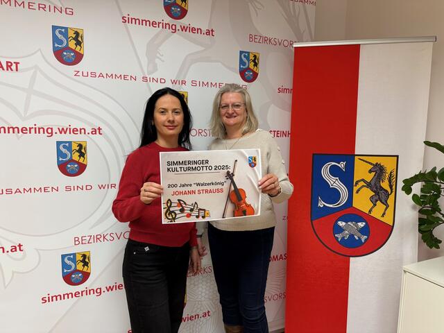 Bezirksvorsteher-Stellvertreterin Ramona Miletic (l.) und Kulturausschuss-Vorsitzende Claudia Holzmann (SPÖ) präsentieren Simmerings Kulturmotto 2025.  | Foto: BV11