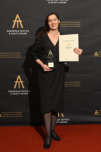 Aus Vilnius/Litauen angereist und ausgezeichnet in der Kategorie „Textiles Handwerk Weben“: Silvija Juozelskytė vom Studio Silvijart wurde mit dem Gold Award geehrt. Ihr Handwerk, ihre Kunst und ihre Intuition für Flachs und Leinen, die in ihrer Heimat hoch geschätzt werden, begeisterten die Jury.  | Foto: Hannes Ochsenreiter/ETA