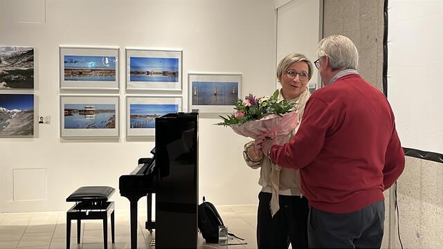 Die Bürgermeisterin erhielt vom Fotoclub Mattersburg einen wunderschönen Blumenstrauß.  | Foto: Alejandra Ortiz