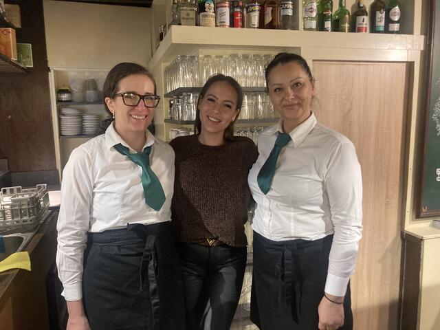 Restaurantleiterin Sanja Lazic (Mitte) öffnete für MeinBezirk die Türen des Marienhofes. | Foto: Michael Ellenbogen