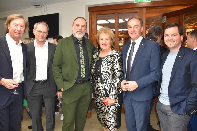 Wirtschaft, Politik und Schulen: Dritter Landtagspräsident Bürgermeister Kurt Maczek, Wilhelm Pfeiffer (Direktor Landesberufsschule Pinkafeld), Peter Prisching (Geschäftsführer AVITA Resort), Landtagsabgeordnete Verena Dunst, Wirtschaftslandesrat Leonhard Schneemann und Marcel Pomper (Direktor Therme Stegersbach und Hotel Allegria)  | Foto: Michael Strini