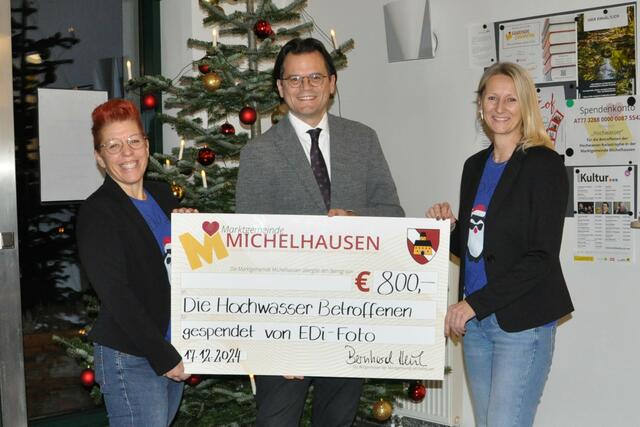 Die Fotografinnen Sonja Ederer aus Streithofen und die ehemalige Atzelsdorferin Sabine Diem mit Bürgermeister Bernhard Heinl. | Foto: Marktgemeinde Michelhausen