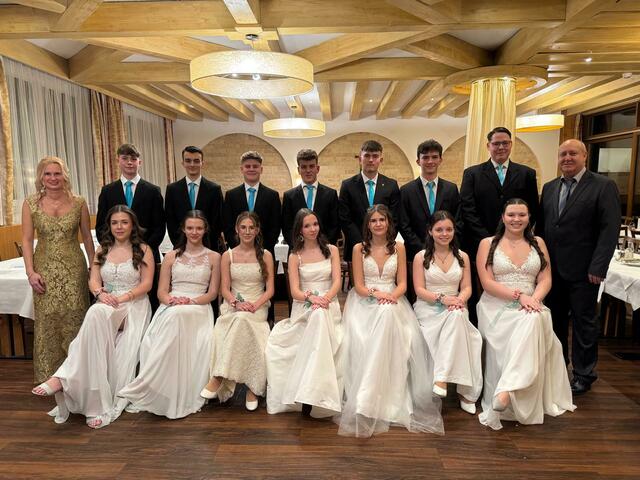 Vizebürgermeisterin Heidi Galumbo und Ortsparteiobmann Ing. Johann Gangl mit dem Jungdamen- und -herrenkomitee, das den Ball mit einer Polonaise schwungvoll eröffnet hat. | Foto: Volkspartei Illmitz