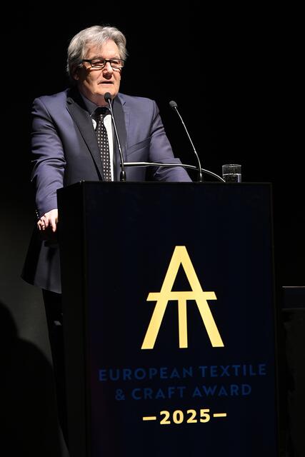 Der Mastermind hinter dem European Textile &amp; Craft Award, Richard Vill, Präsident der Europäischen Textilakademie in Bozen, wollte einen Preis ins Leben rufen, der die Vielfalt des textilen Handwerks, der Industrie und der Kunst zeigt – und das ist ihm gelungen.  | Foto: Hannes Ochsenreiter/ETA
