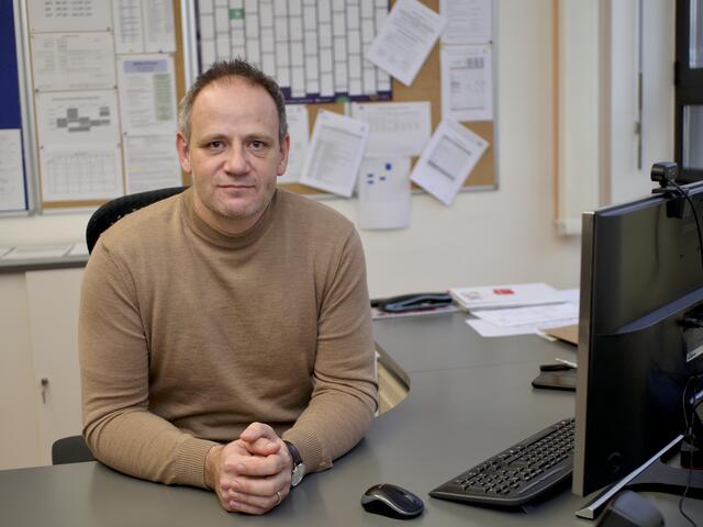Direktor Gerhard Ruhs (42) in seinem Büro im Gymnasium. | Foto: Santrucek