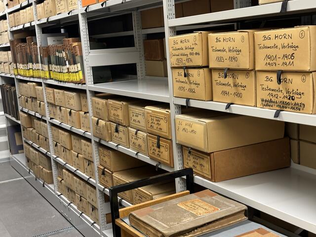 Über 50.000 Kartons haben jetzt Platz im Landesarchivdepot.  | Foto: Lawugger