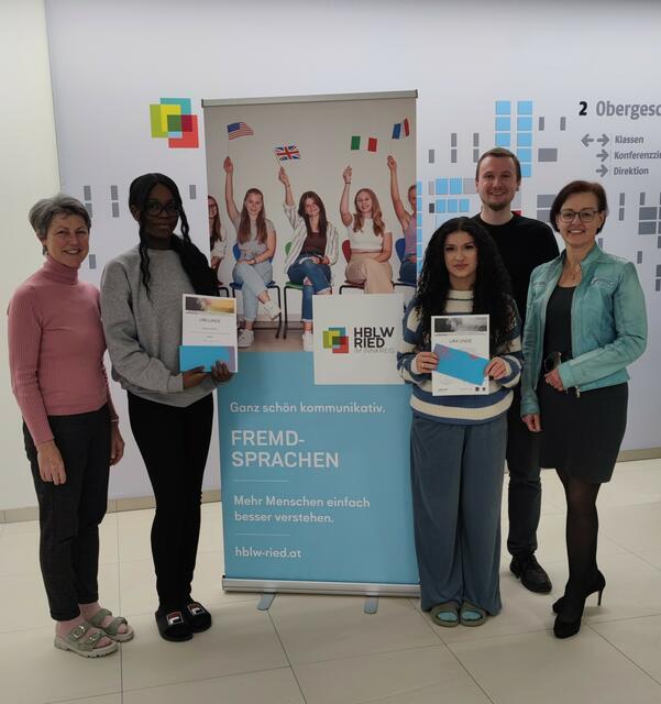 von links: Pädagogin Sonja Diess-Marshall, Dorothee Dikebo (1. Platz Englisch), Anna Muresan (1. Platz Italienisch), Pädagoge Daniel Traxler, Direktorin Margit Parzer | Foto: HBLW Ried
