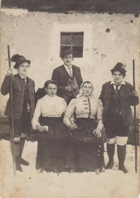 Fasching beim ehemaligen Bauer „Stadler“ in Brunnbach im Jahr 1923. | Foto: Gerhard Weissensteiner