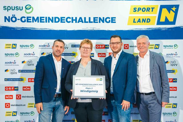 Matthias Guttmann, Maria Knoll, Philipp Gerstenmayer und Franz Pichler (v.l.) bei der Siegerehrung in der NV Arena in St. Pölten. | Foto: ProFilms