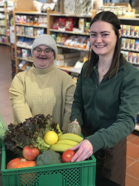 Menschen mit und ohne Behinderungen arbeiten in der Gärtnerei & Bioladen Friedenshort zusammen. | Foto: Ness Rubey
