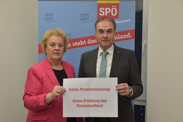 Landtagsabgeordnete Verena Dunst und Landesrat Leonhard Schneemann sprechen sich gegen jegliche Kürzungen bei Pensionsanpassungen sowie gegen eine Erhöhung des Pensionsalters aus. | Foto: Michael Strini