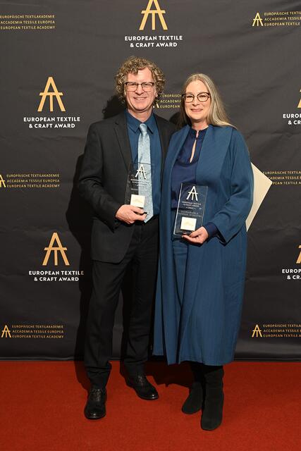 Aus Kalifornien (USA) angereist und gleich zwei Preise gewonnen: Jennifer Daley erhielt den Gold Award in der Kategorie „Hospitality“ und in der Kategorie „Nachhaltige Modeindustrie“. Auf dem Foto ist sie mit ihrem Mann zu sehen.  | Foto: Hannes Ochsenreiter/ETA